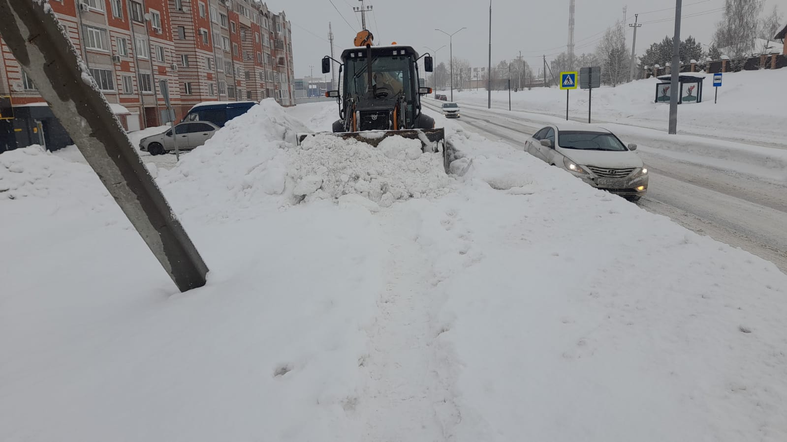 В Елабуге продолжается уборка снега на улицах города, после снегопада |  05.02.2024 | Елабуга - БезФормата